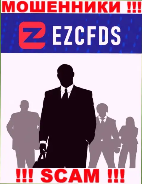 Ни имен, ни фотографий тех, кто управляет компанией EZCFDS во всемирной сети Интернет нигде нет